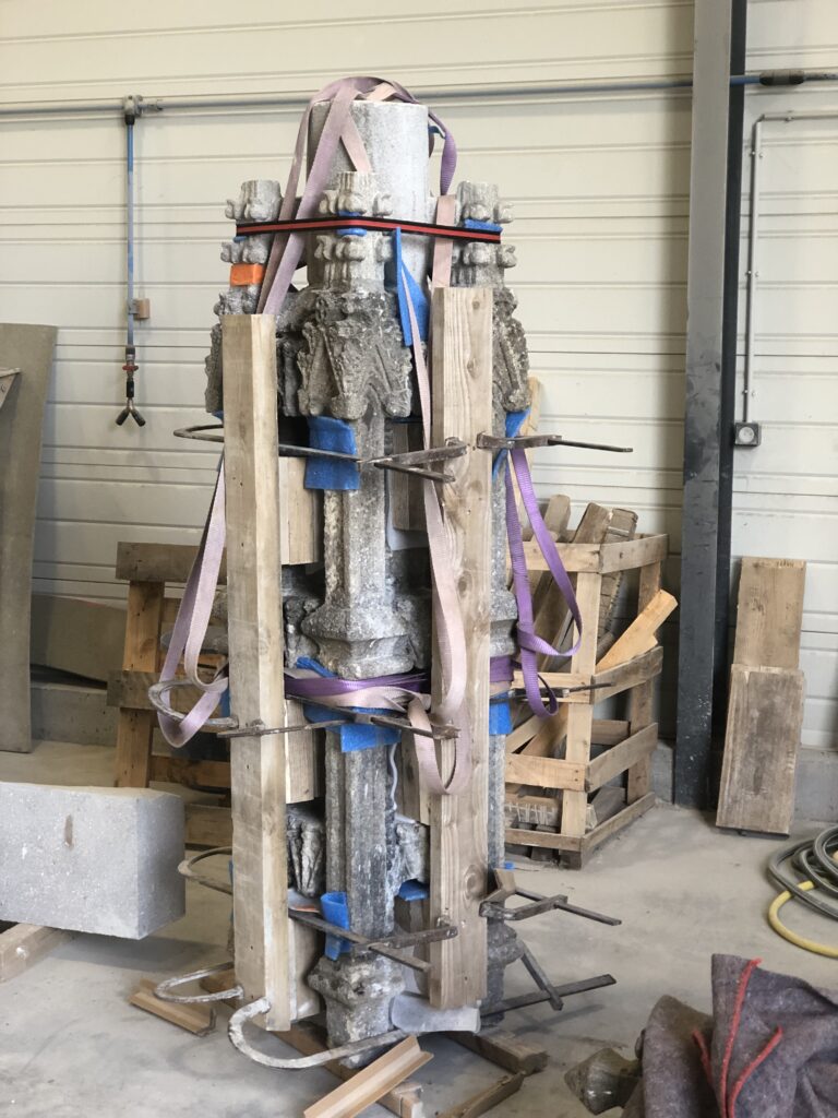 Fût gothique déposé à l'atelier de taille